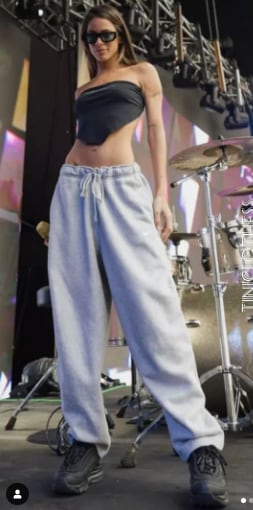 El look urbano de Tini Stoessel.