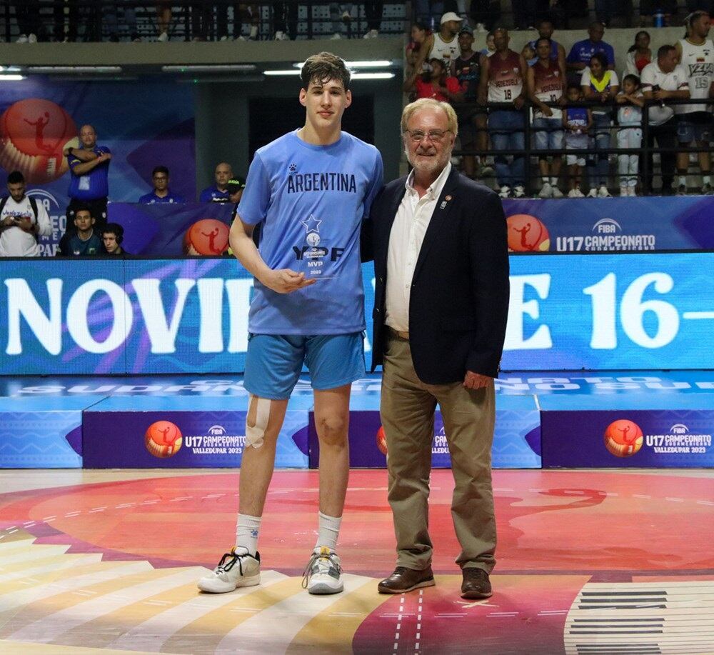 Felipe Minzer, basquetbolista de 16 años, hijo de mendocino que juega en la Selección y en la Liga profesional de España.