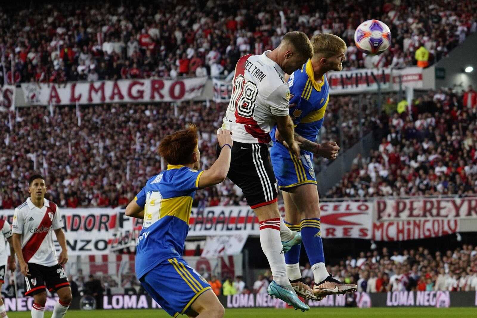 River, con el cordobés Beltrán, protagoniza un intenso clásico con Boca en el Monumental. (Clarín)