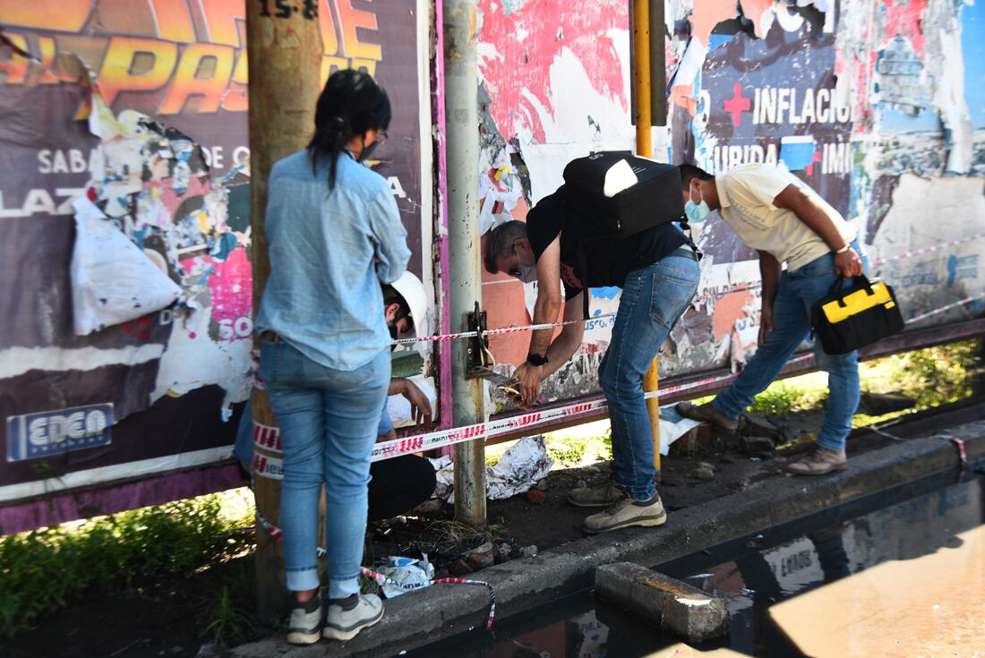 Poste electrificado en Argañaraz y Murguía. Jardín Espinosa. 
Un joven salió a buscar su auto acompañado por sus dos perros que murieron en el acto luego de recibir la descarga. Dos médicos que estaban en club le hicieron la reanimación.
Pedro Castillo/ La Voz