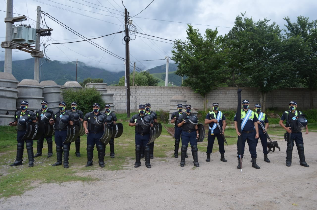 Evelin junto a el grupo de Infantería de la Unidad Regional Oeste.