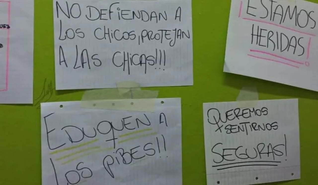 Las alumnas pegaron carteles para dar a conocer los nombres de los adolescentes.