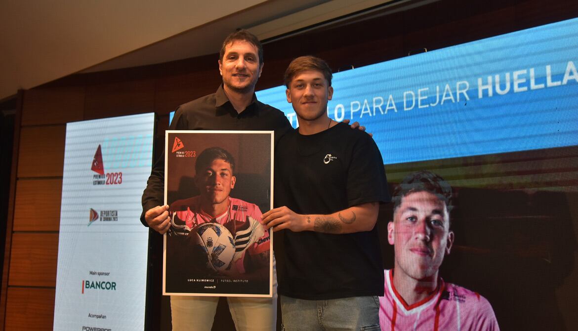 Javier Klimowicz junto a su hijo Luca este martes en la fiesta de los Premios Estímulo (Foto: Facundo Luque / La Voz).