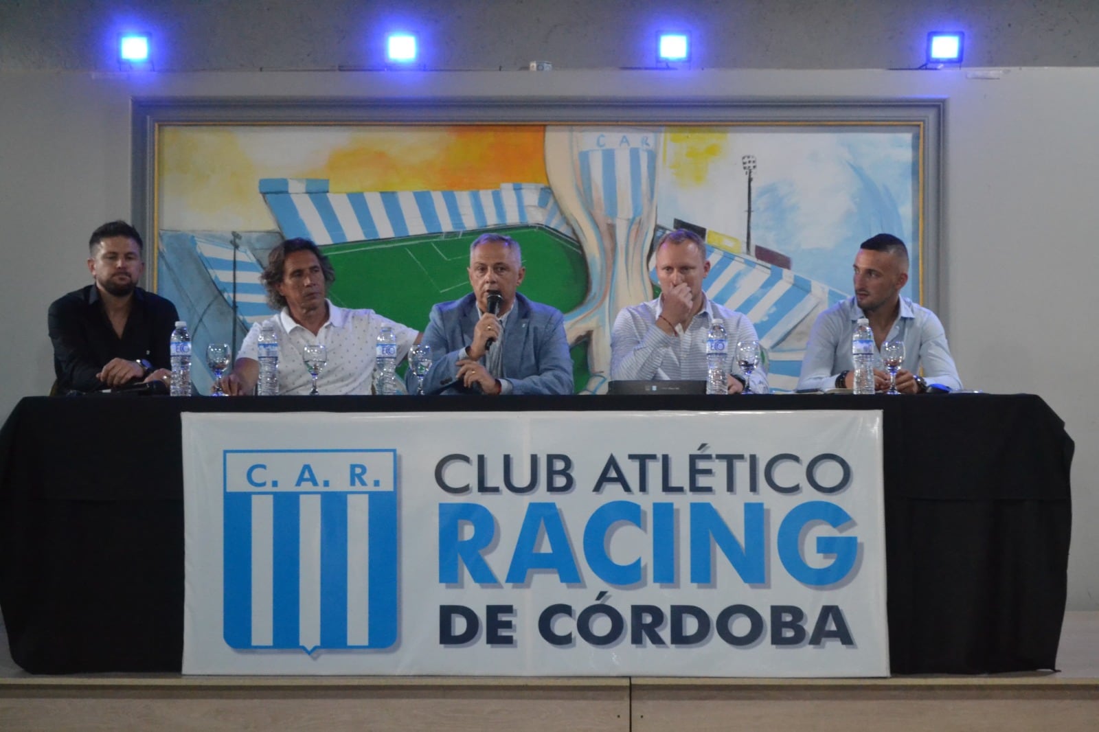 Los dirigentes de Racing, con su presidente Manuel Pérez en el centro, lanzaron los actos por el centenario (Prensa Racing).