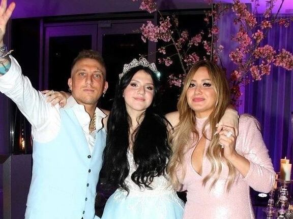 Sol, la hija de El Polaco y Karina La Princesita, en su fiesta de 15.