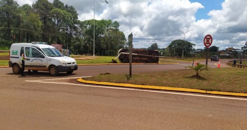 San Vicente: circulaba con su camioneta, despistó y volcó.