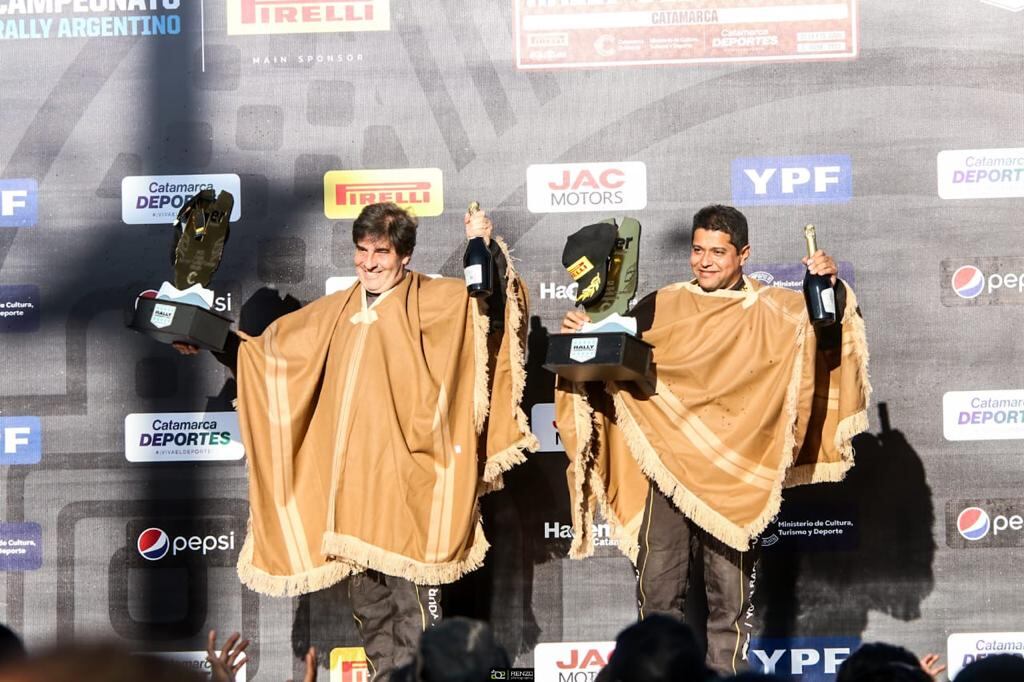 Juan Carlos y Pupín, emponchados. Lógicamente, fue en Catamarca, donde celebraron el 5° lugar absoluto en RC2 y el primero por la Copa "Letín Cancio".