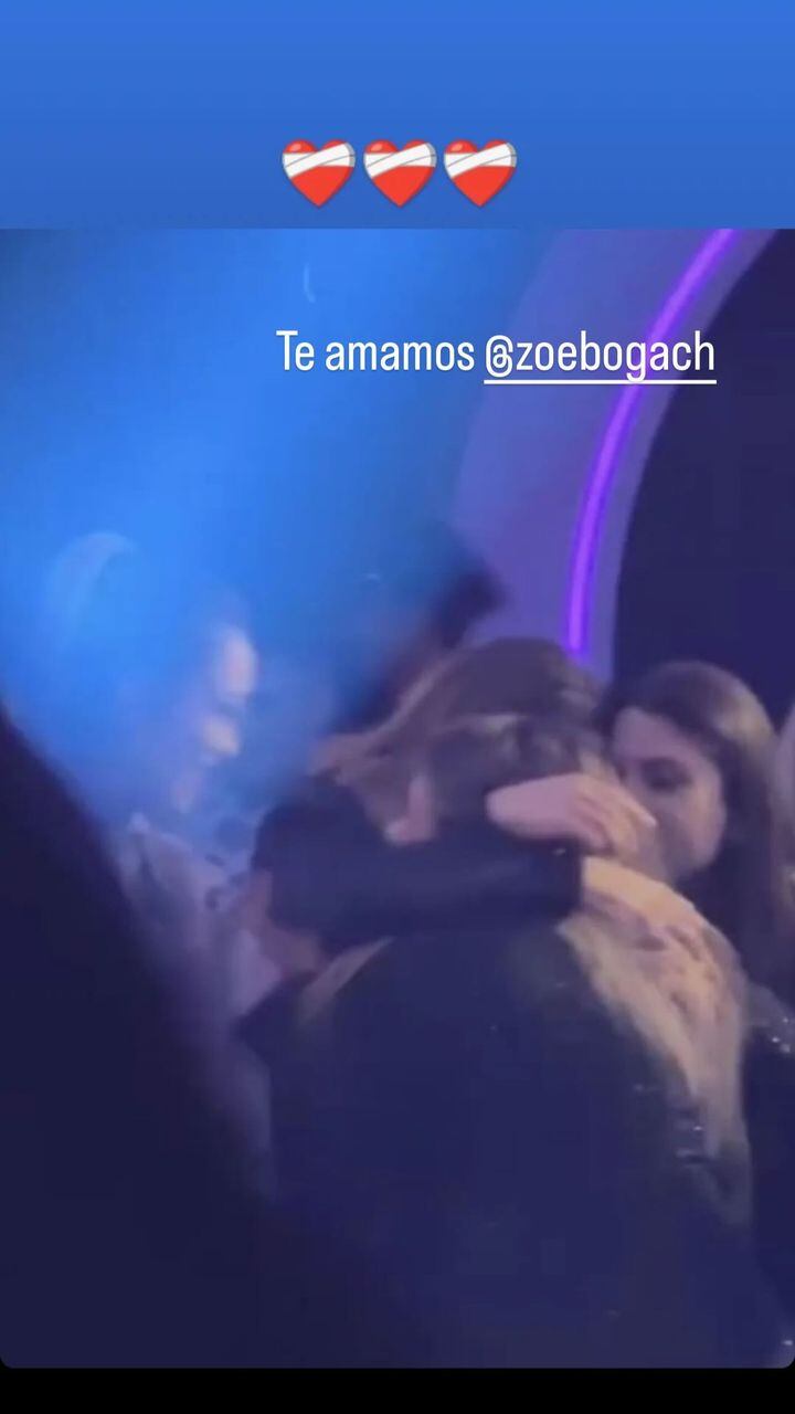 La pediatra se sumó al abrazo grupal dentro del estudio de televisión.