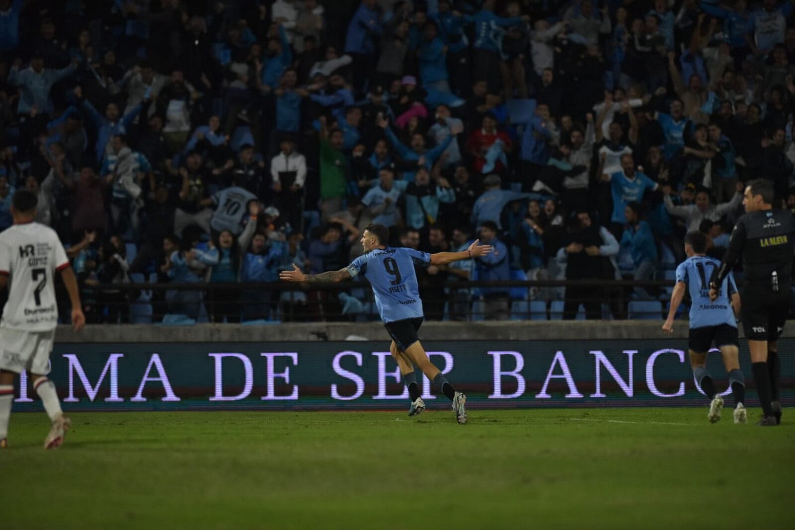 Con un golazo de Vegetti, Belgrano vence 1 a 0 a Newell’s en el Gigante de Alberdi. (Facundo Luque / La Voz)