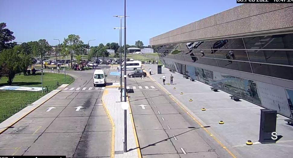 Las personas que estaban en el aeropuerto cruzaron la calle hacia el sector demarcado para la evacuación.