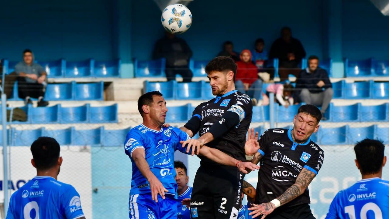 Estudiantes de Río Cuarto enfrentó a Gimnasia y Tiro de Salta por la Primera Nacional. (Tommy Fragueiro / La Voz)