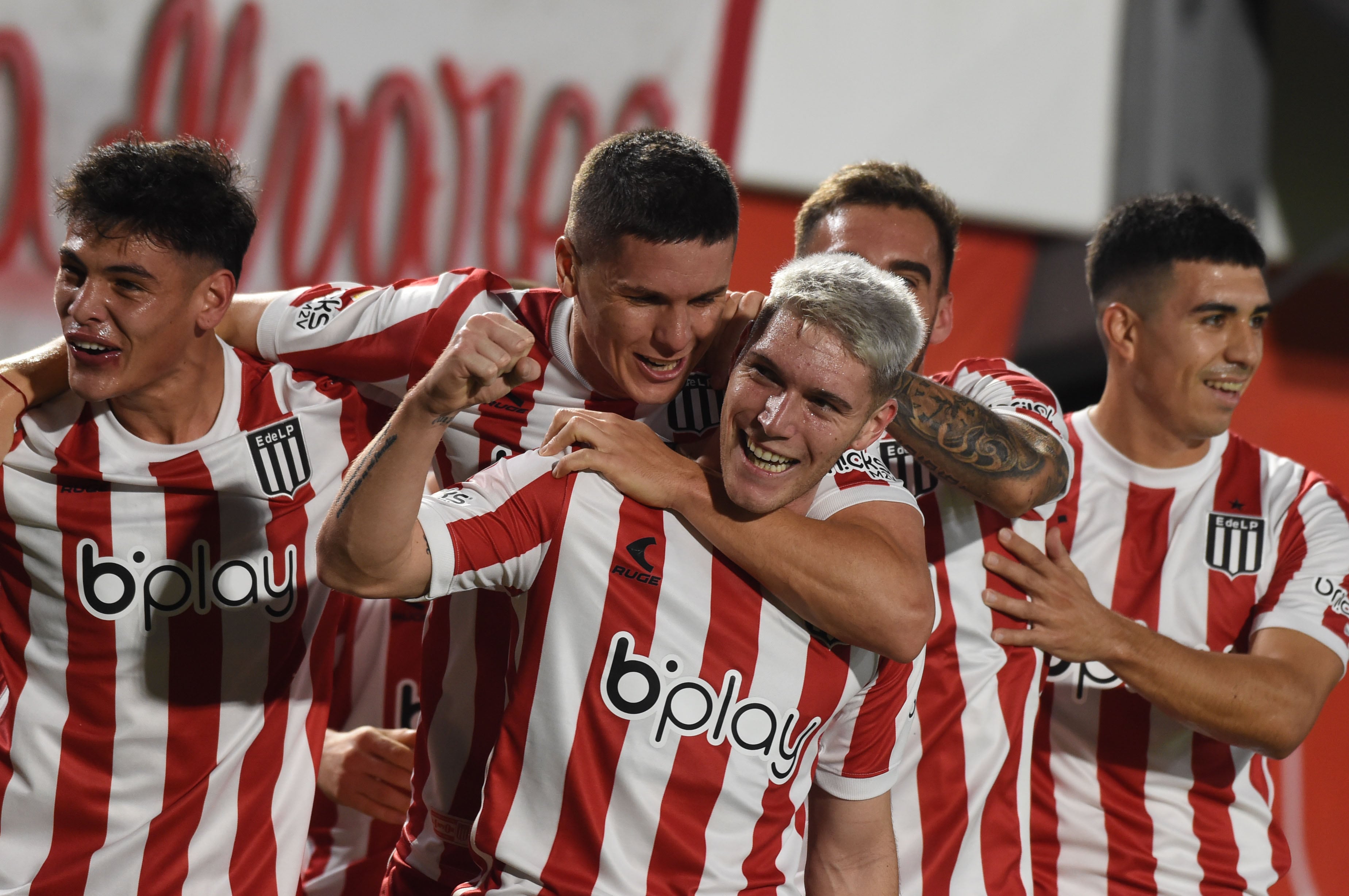 Rollheiser junto a sus compañeros celebrando el 1 a 0 ante Belgrano. (Fotobaires).