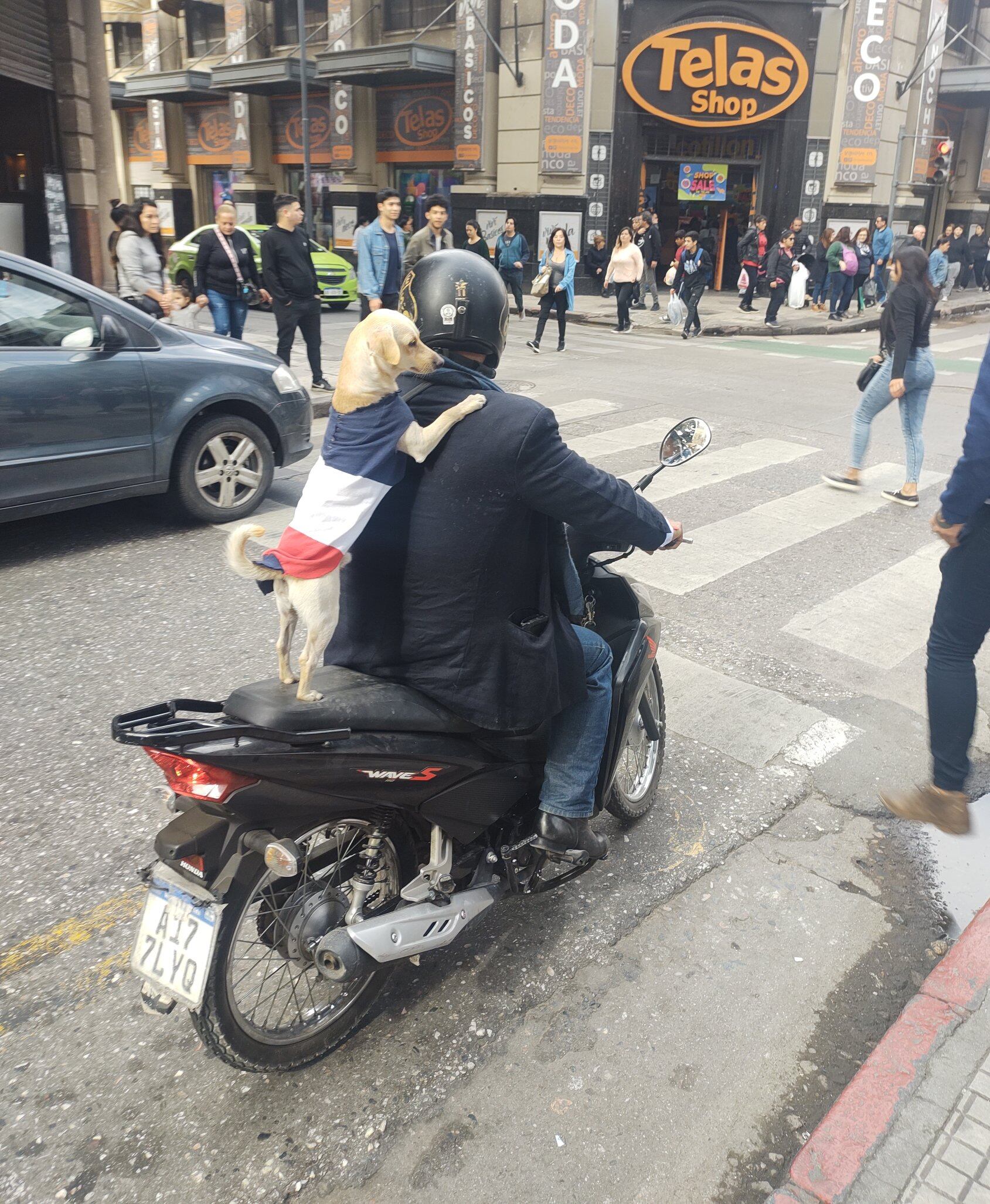 Nerón y José Luis pasean por las calles de Córdoba en una Honda Wave.