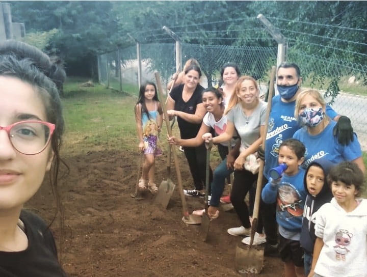 El gran equipo de Panza Caliente, durante el primer día de trabajo en su huerta comunitaria.