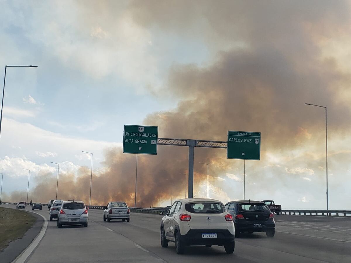 Córdoba: fuerte viento, tierra, y un incendio en Carlos Paz que terminó apagando la lluvia