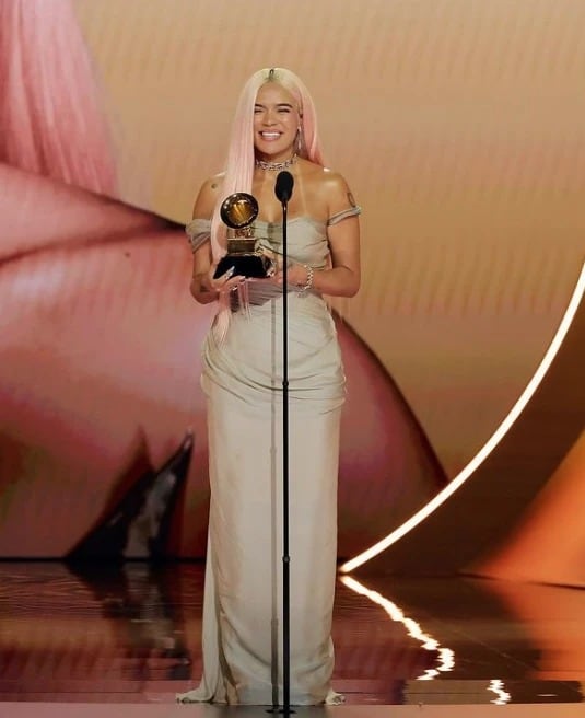 Karol G se llevó un grammy.