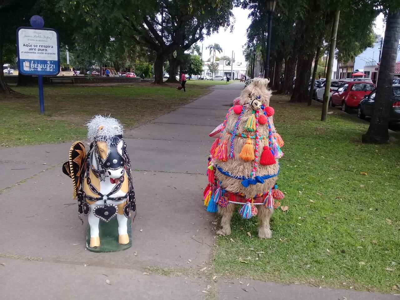 Hicieron una denuncia por maltrato animal en una plaza de Santa Fe y terminaron siendo animales de juguetes.