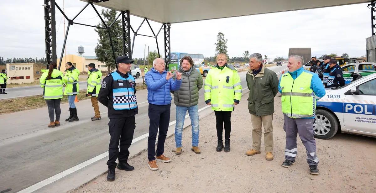 Funcionarios de los organismos de aplicación provinciales y nacional de Seguridad Vial, junto a los efectivos policiales a cargo del operativo, dialogan acerca de la puesta en marcha del operativo de temporada.