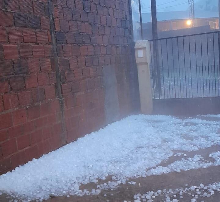 Descomunal granizada en Posadas deja rastro de daños en viviendas y vehículos.