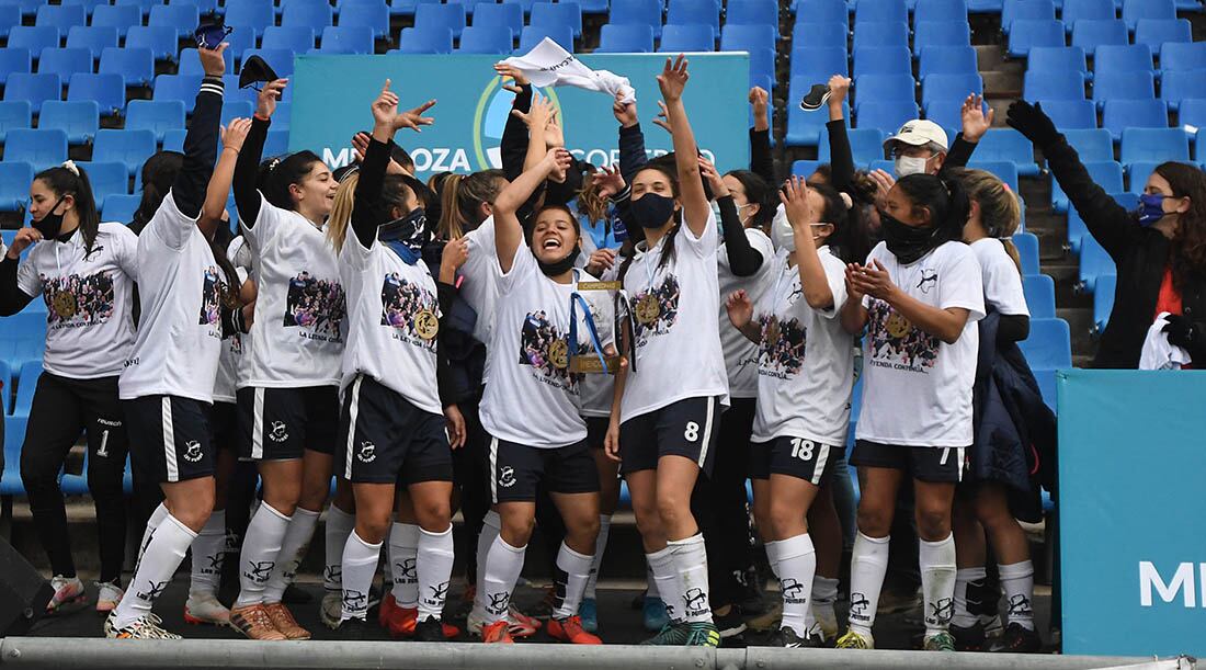 En el estadio Malvinas Argentinas, se disputó la final del futbol femenino Copa de Oro, en el que se consagró campeón el equipo de las Pumas
Las chicas integrantes del plantel, festejan el título de campeonas.