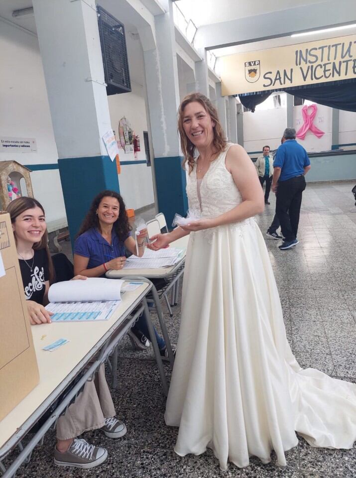 Viviana, la novia mendocina que fue a votar luego de su fiesta de casamiento.