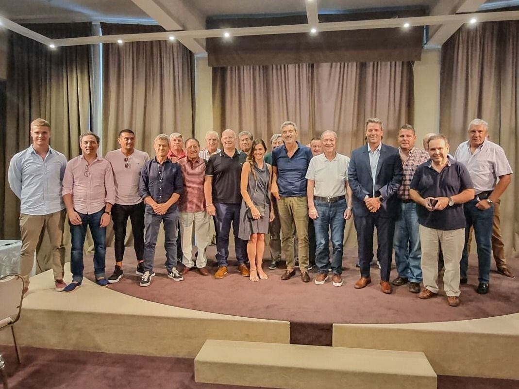 Bonaerenses. El gobernador Juan Schiaretti, con dirigentes de los ocho distritos electorales bonaerenses.