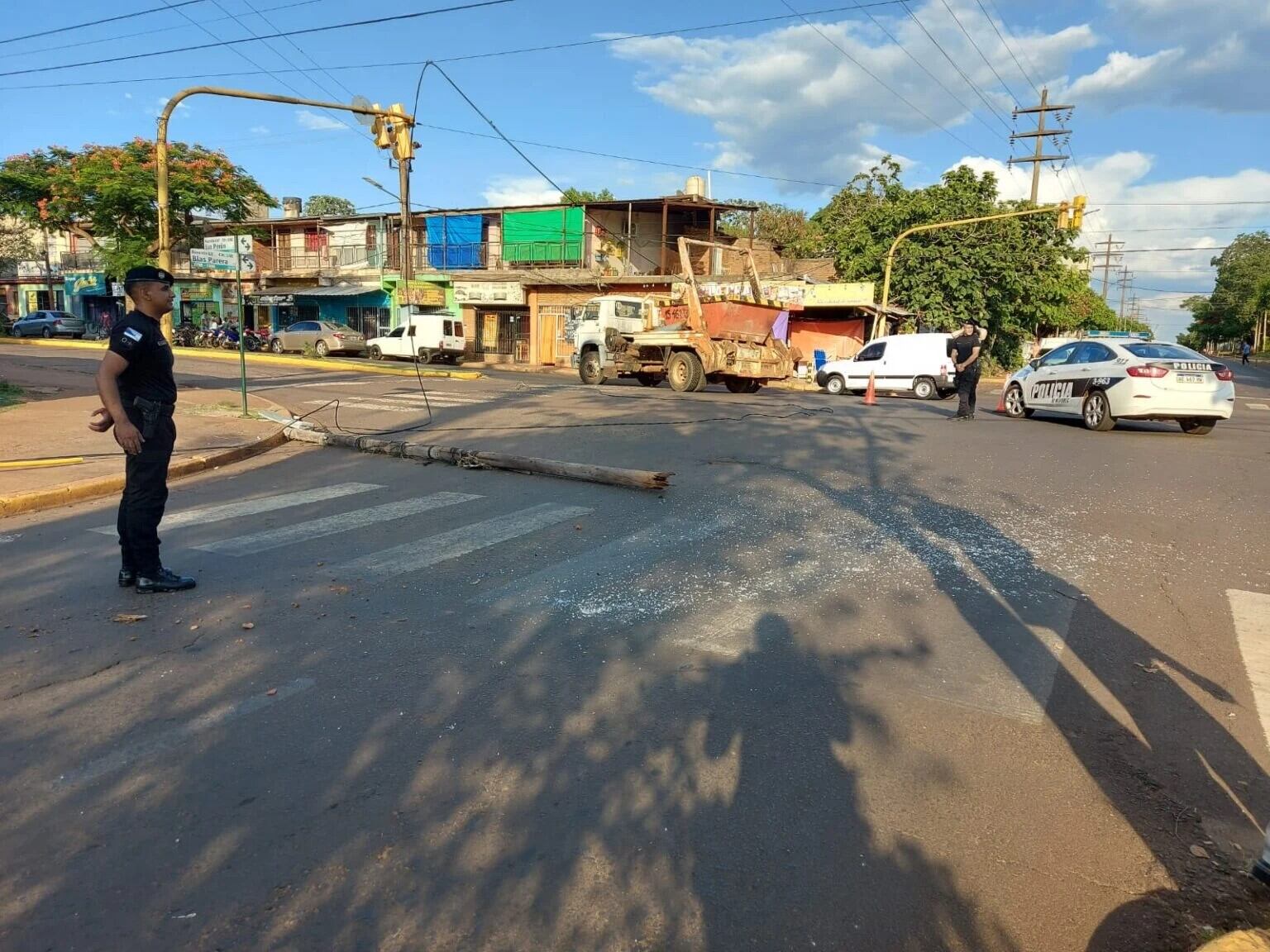 Camión enganchó unos cables y dejó sin luz a toda una zona de Posadas.