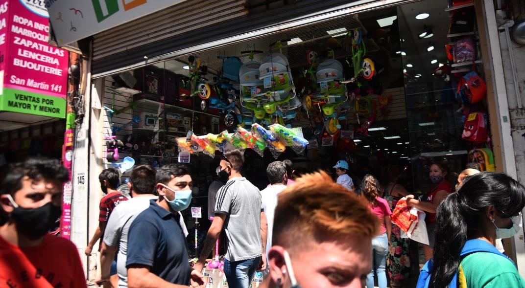 A pocas horas de Navidad, los cordobeses salieron a copar las calles. (Foto: Pedro Castillo)