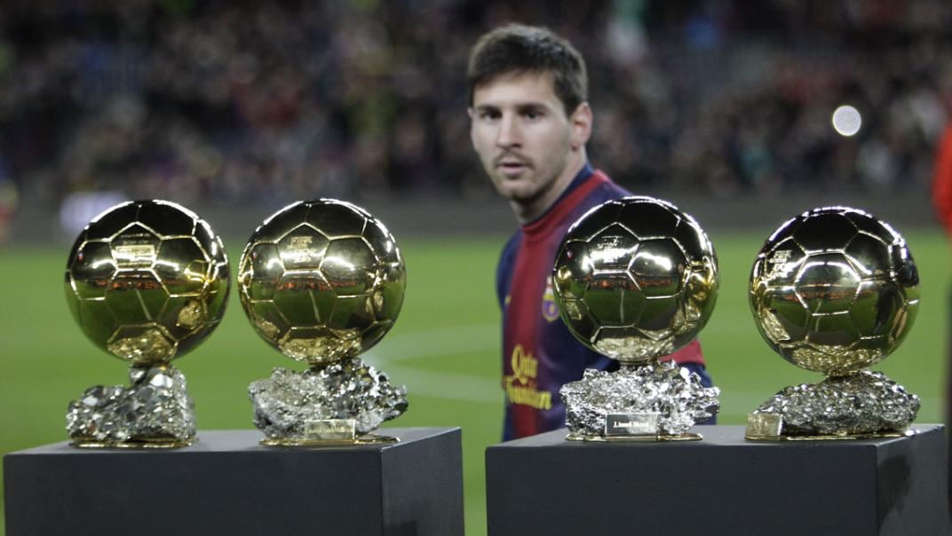 Messi y el cuartetazo. Ayer, antes del partido del Barcelona, “Leo” posó con sus cuatro balones de oro. // Foto: AP