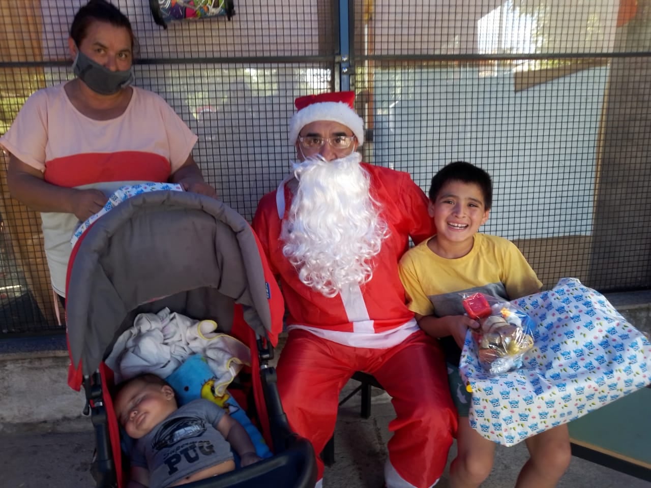 Familias de diferentes barrio de Carlos Paz, incluyendo San Antonio de Arredondo y Cabalango, se acercaron al merendero a recibir su obsequio.