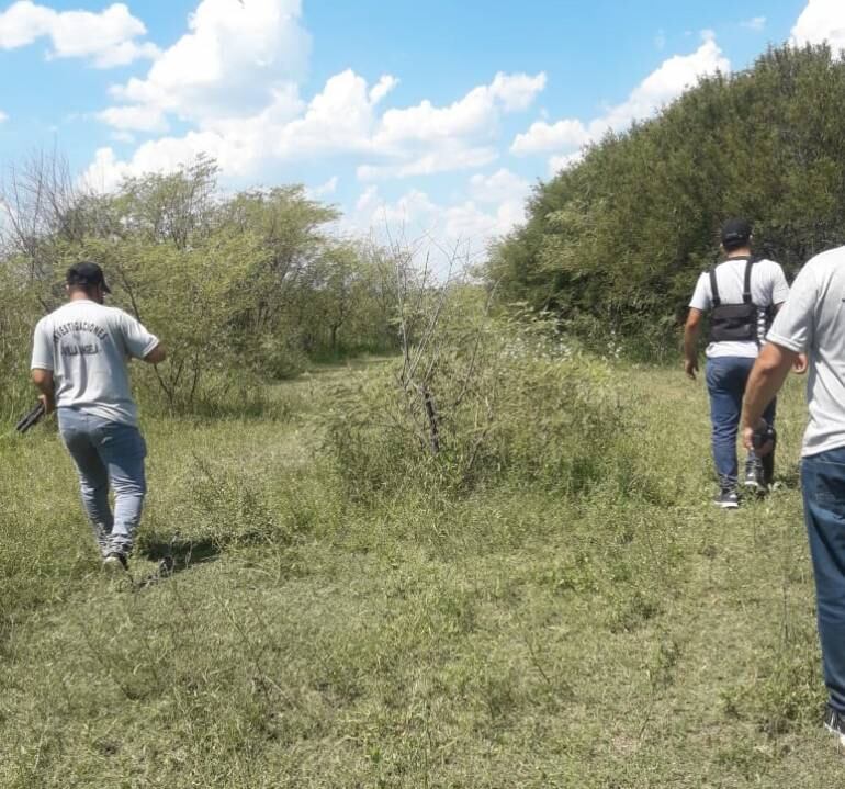 Efectivos policiales intensificaron la búsqueda y recorren campos, rutas, montes y caminos para dar con el presunto asesino.