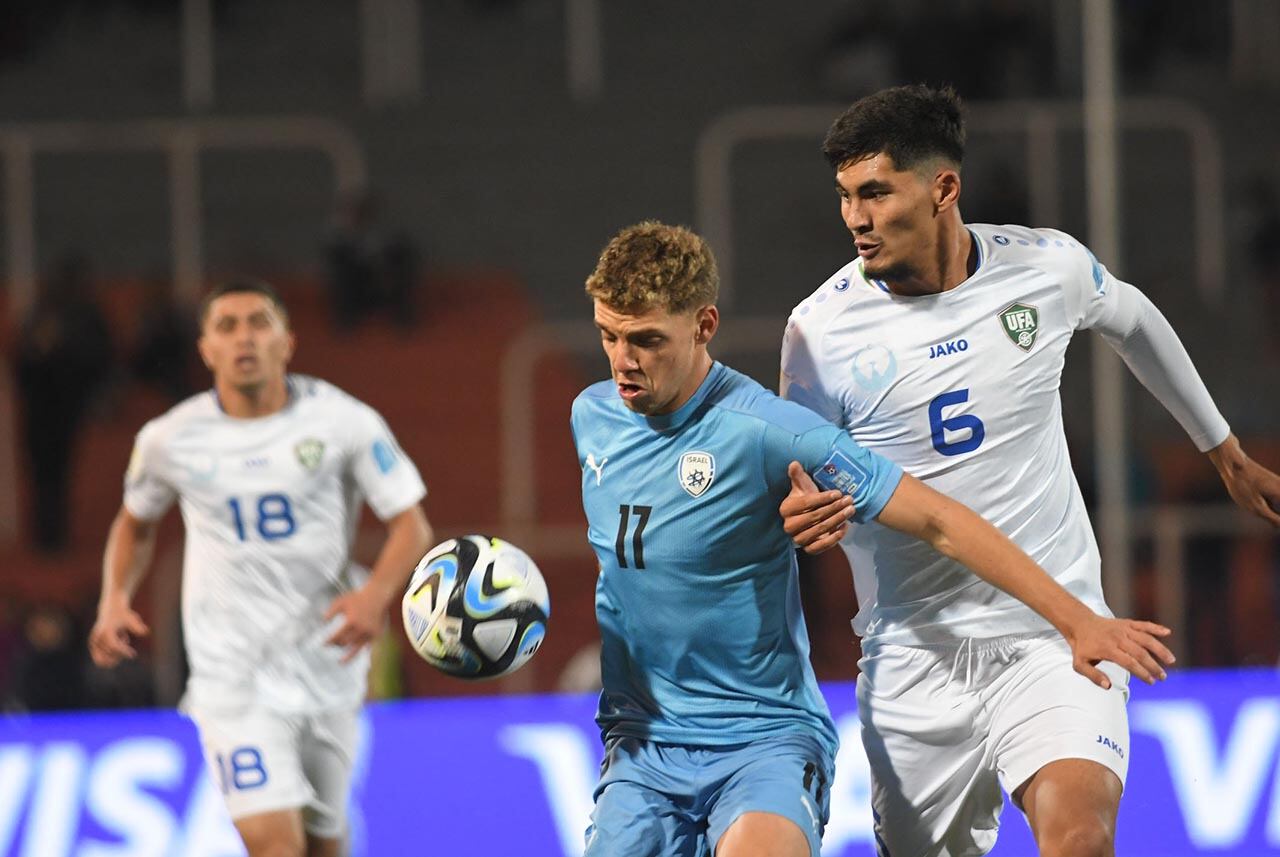 Fútbol Mundial Sub 20
En el estadio Malvinas Argentinas se disputo el encuentro de 8vos de finales entre Israel y Uzbekistán, donde a los 97 minutos Israel convirtió el único gol dejando a Uzbekistán fuera del mundial
 
 Foto:José Gutierrez / Los Andes