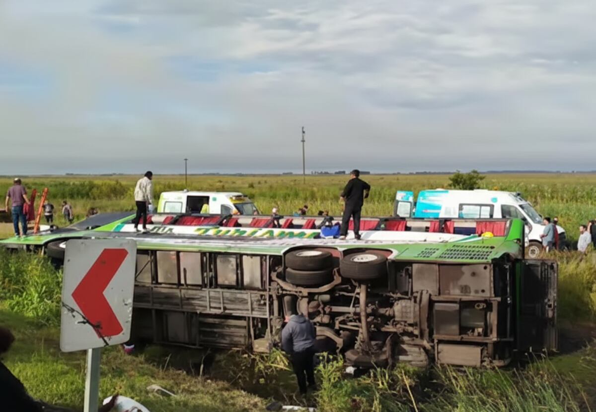 Grave accidente rumbo a Mar del Plata: un micro que llevaba militantes al acto de Kicillof volcó y dejó dos muertos