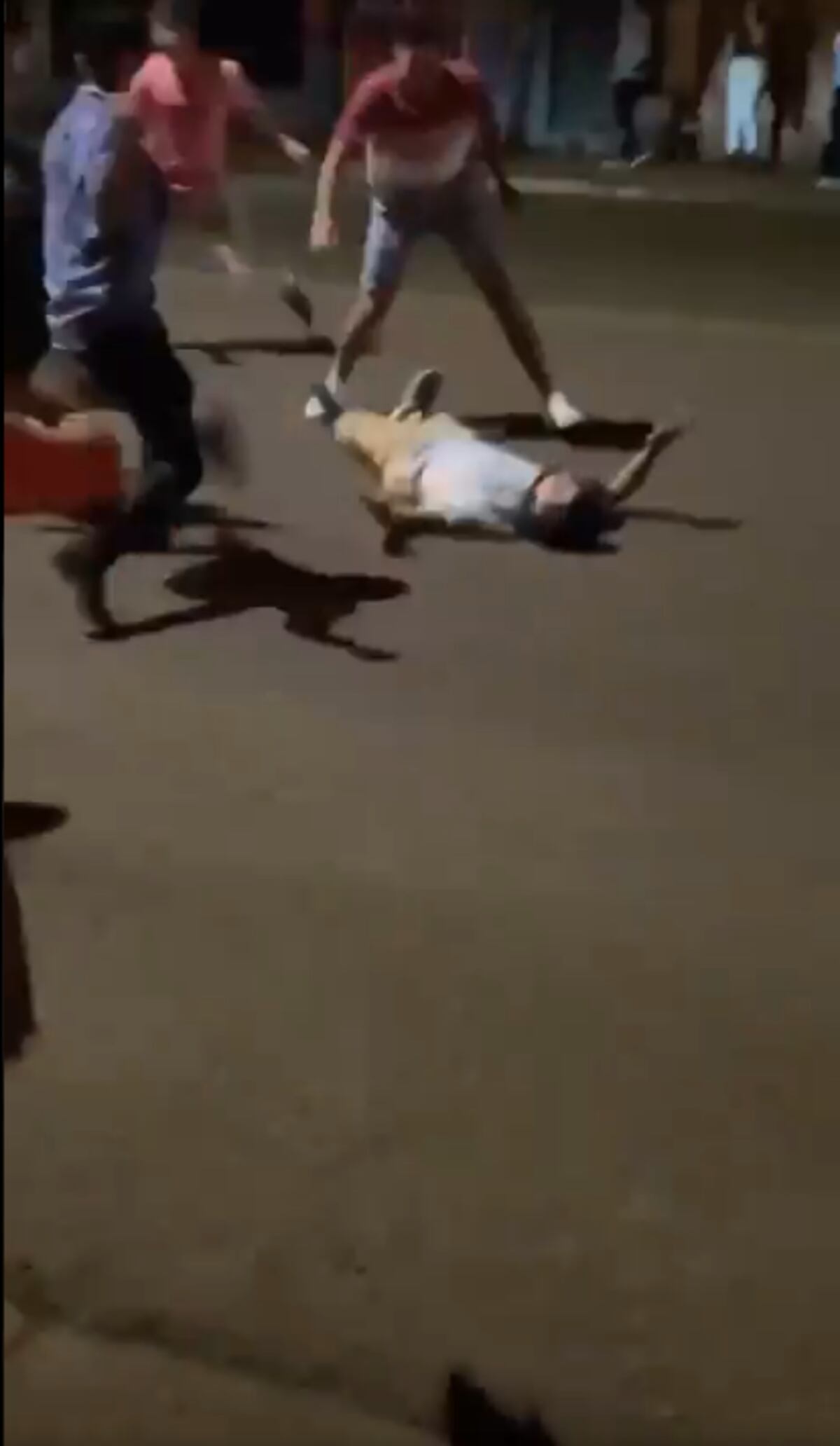 Batalla entre jóvenes a la salida de un bar en Eldorado