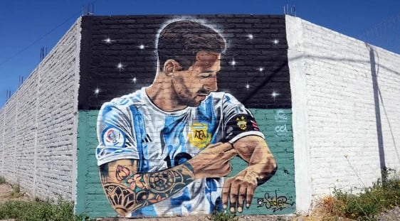 Uno de los murales del artista de Neuquén que le rinde homenaje a Messi.