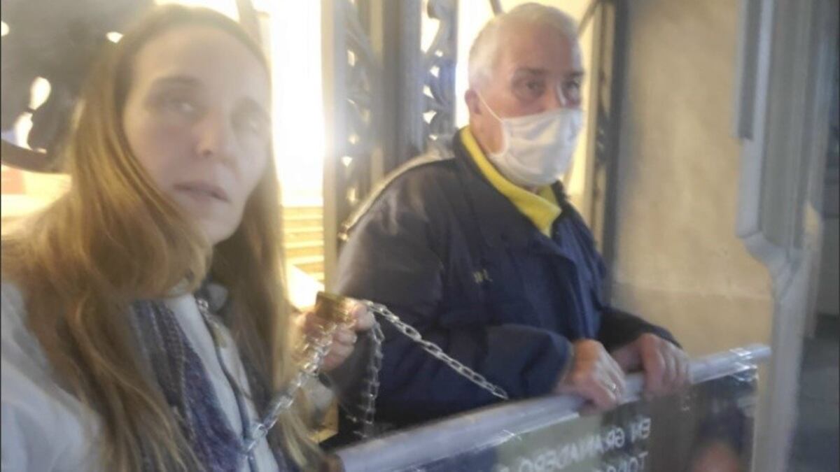 Familiares de comerciante asesinado se encadenaron en Gobernación por la fuga del asesino