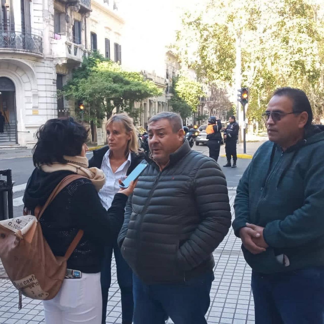 El gremialista salió masticando bronca por la esquina de Dorrego y Santa Fe.