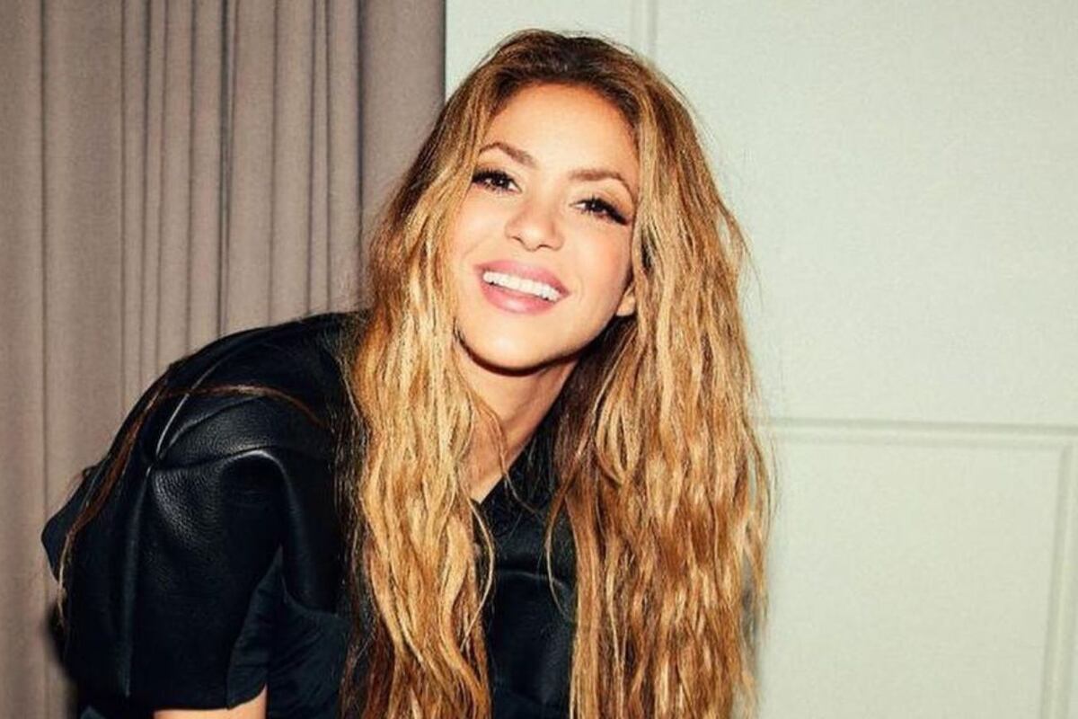 Shakira lució un impactante Versace: qué otros icónicos vestidos del diseñador marcaron tendencia