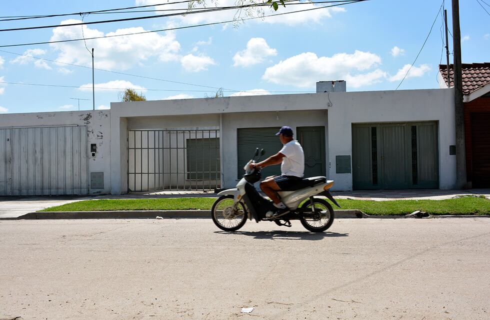 El que no trabaja es porque no quiere: grabaron a un motociclista con una insólita carga en Córdoba