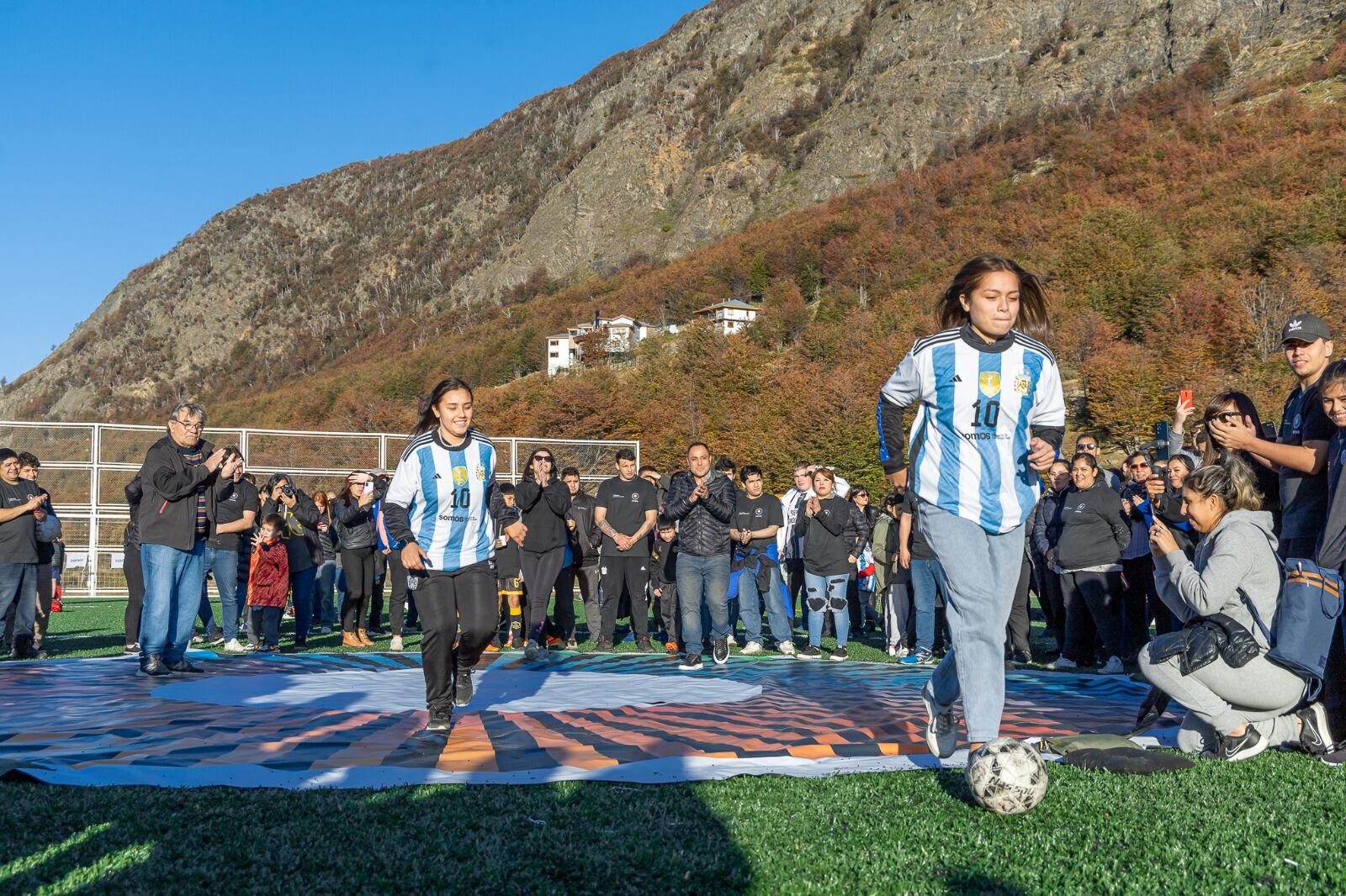 Inauguración en Ushuaia, de la cancha de fútbol de césped sintético.