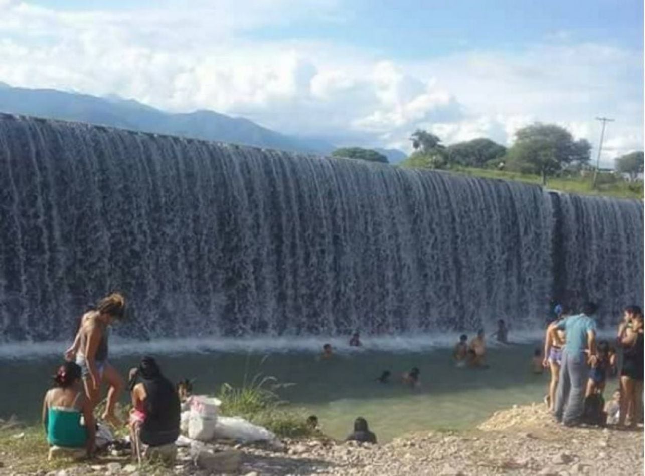 El lugar causó polémica por la cantidad de gente que se agolpó para escapar del calor, sin respetar las medidas de bioseguridad.