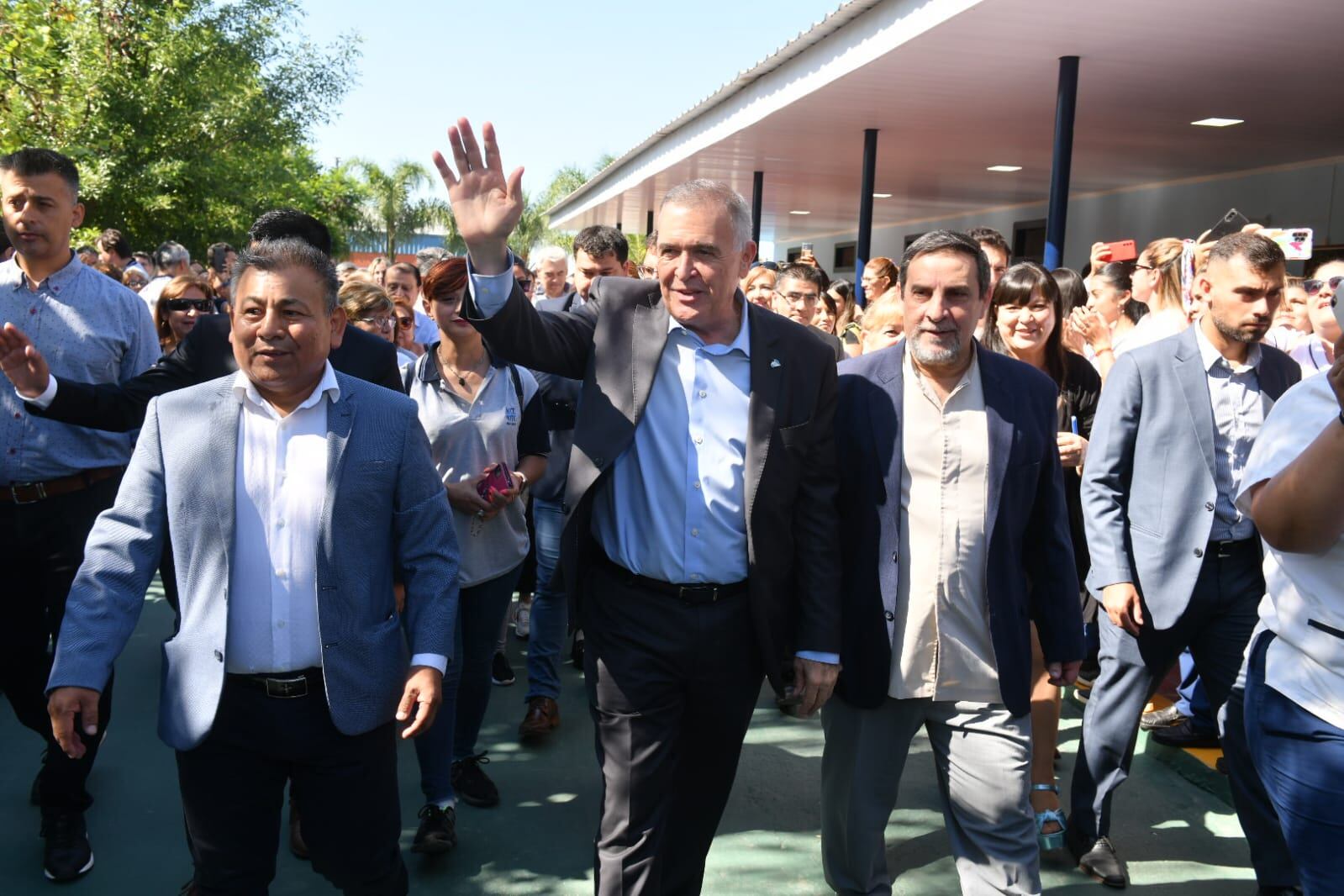 Funcionarios saludan a los presentes durante la inauguración del Centro.