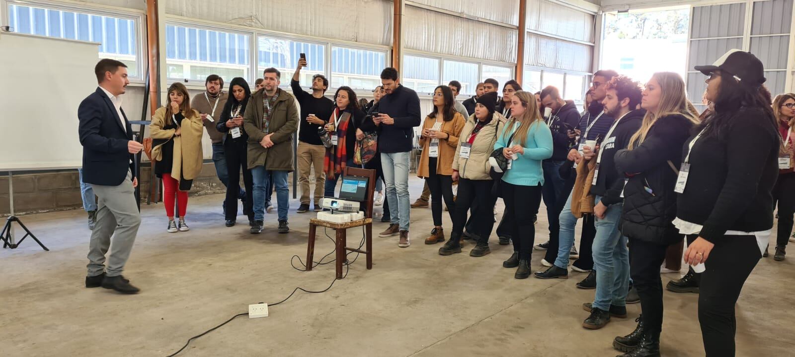 "Jujuy tiene mucho para ofrecer en términos de proyectos que marquen un rumbo", dijo la dirigente porteña Carla Artunduaga, vicepresidenta de La Generación Argentina, tras recorrer con los demás delegados algunos proyectos productivos innovadores en Jujuy.