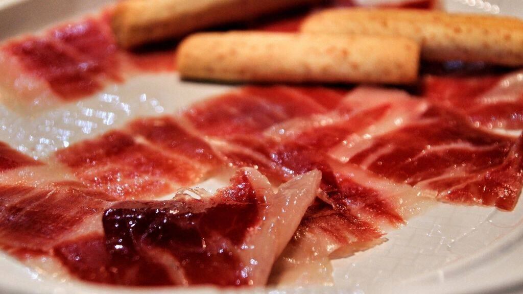 Los expertos no recomiendan comer el jamón con textura viscosa.