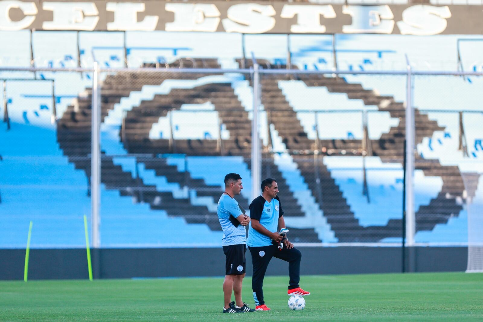 El entrenamiento del plantel de Belgrano previo al partido del martes con Aldosivi en el estadio Gigante de Alberdi. (Prensa Belgrano)