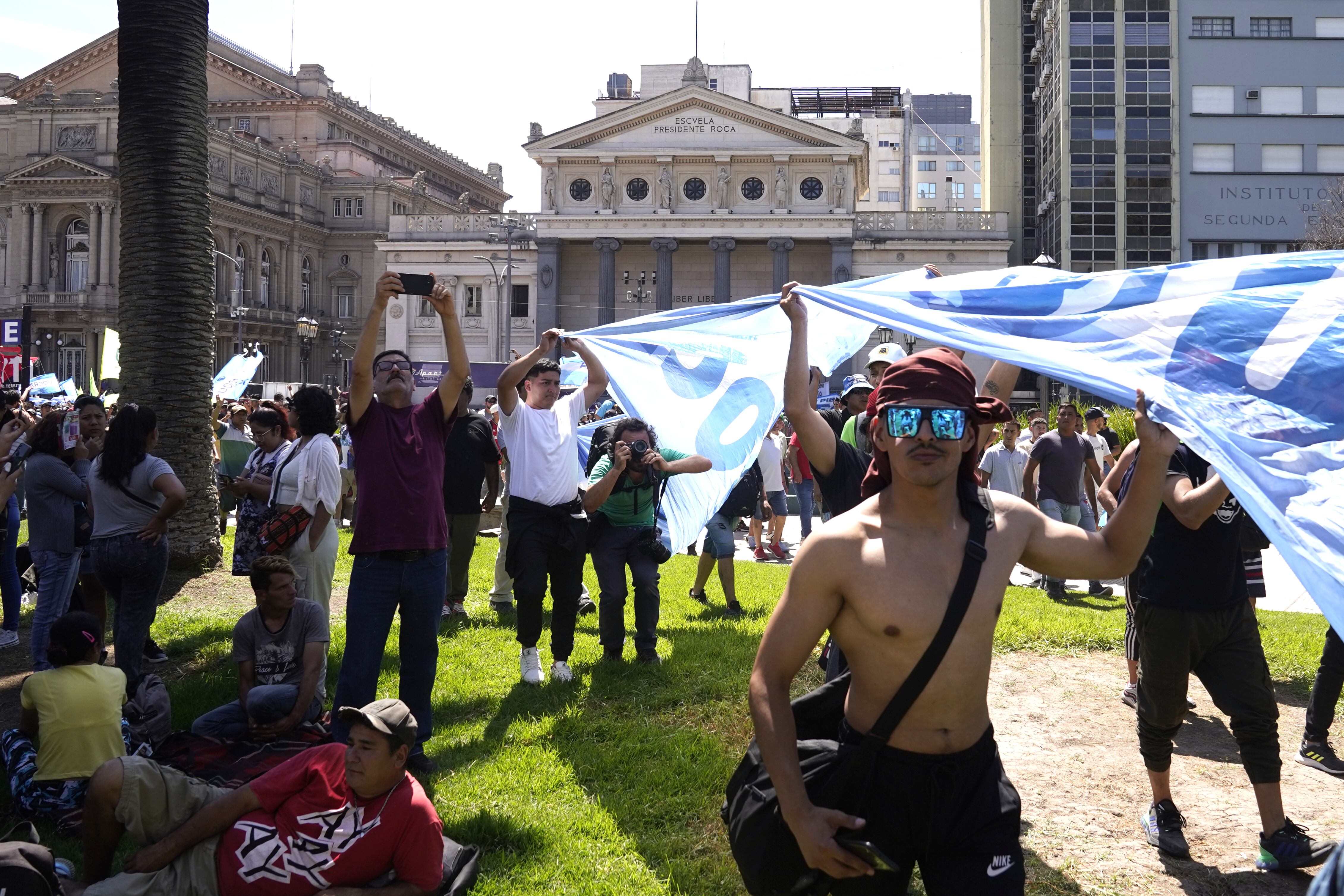 Piqueteros marchan este miércoles contra el DNU del Gobierno de Milei.