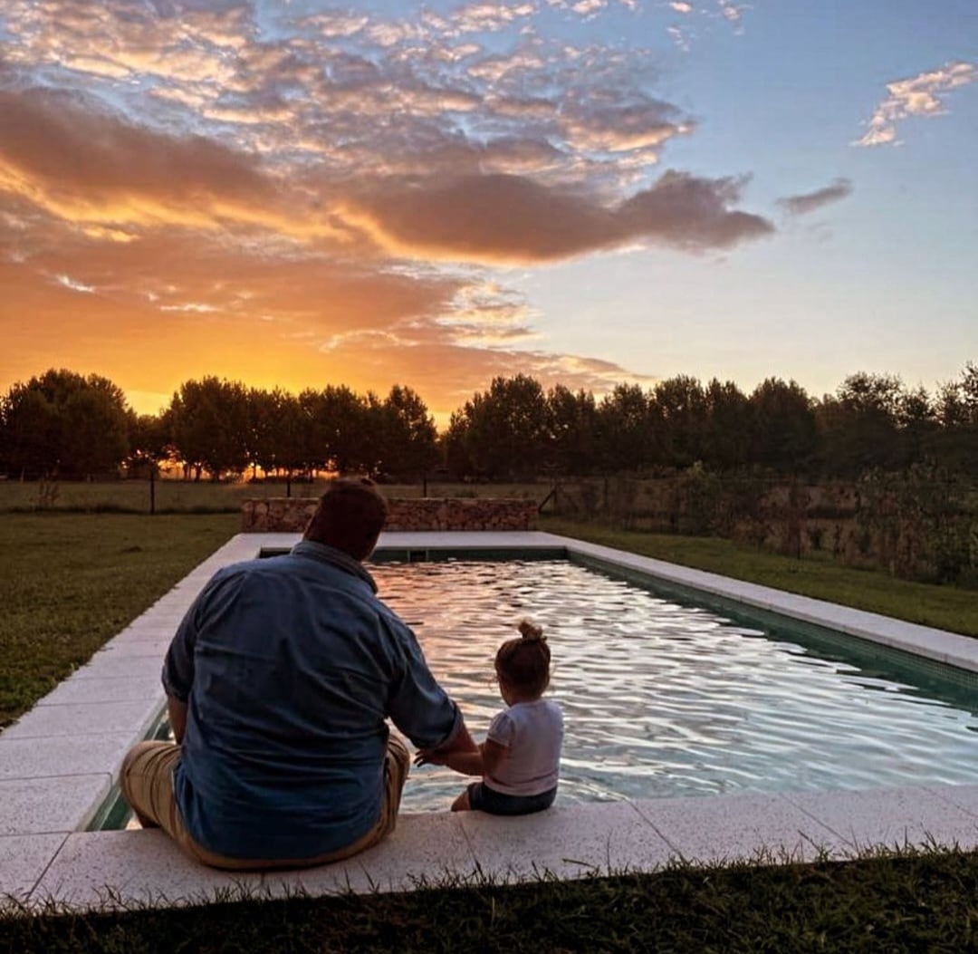 Así es la soñada y acogedora casa de Darío Barassi en Nordelta. Tiene amplias y cálidas habitaciones, piscina, un gran jardín y una laguna artificial, entre muchos otros espacios.