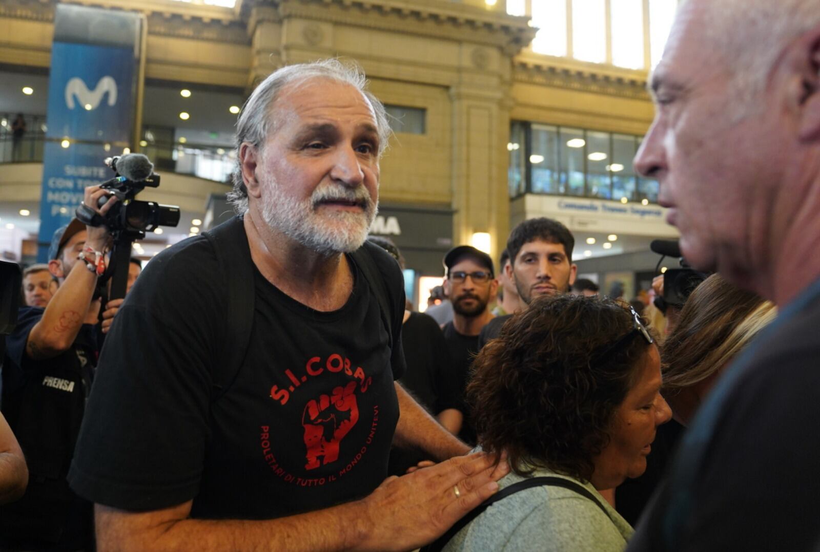 Eduardo Belliboni presenta una denuncia penal contra Javier Milei. Foto: Clarín