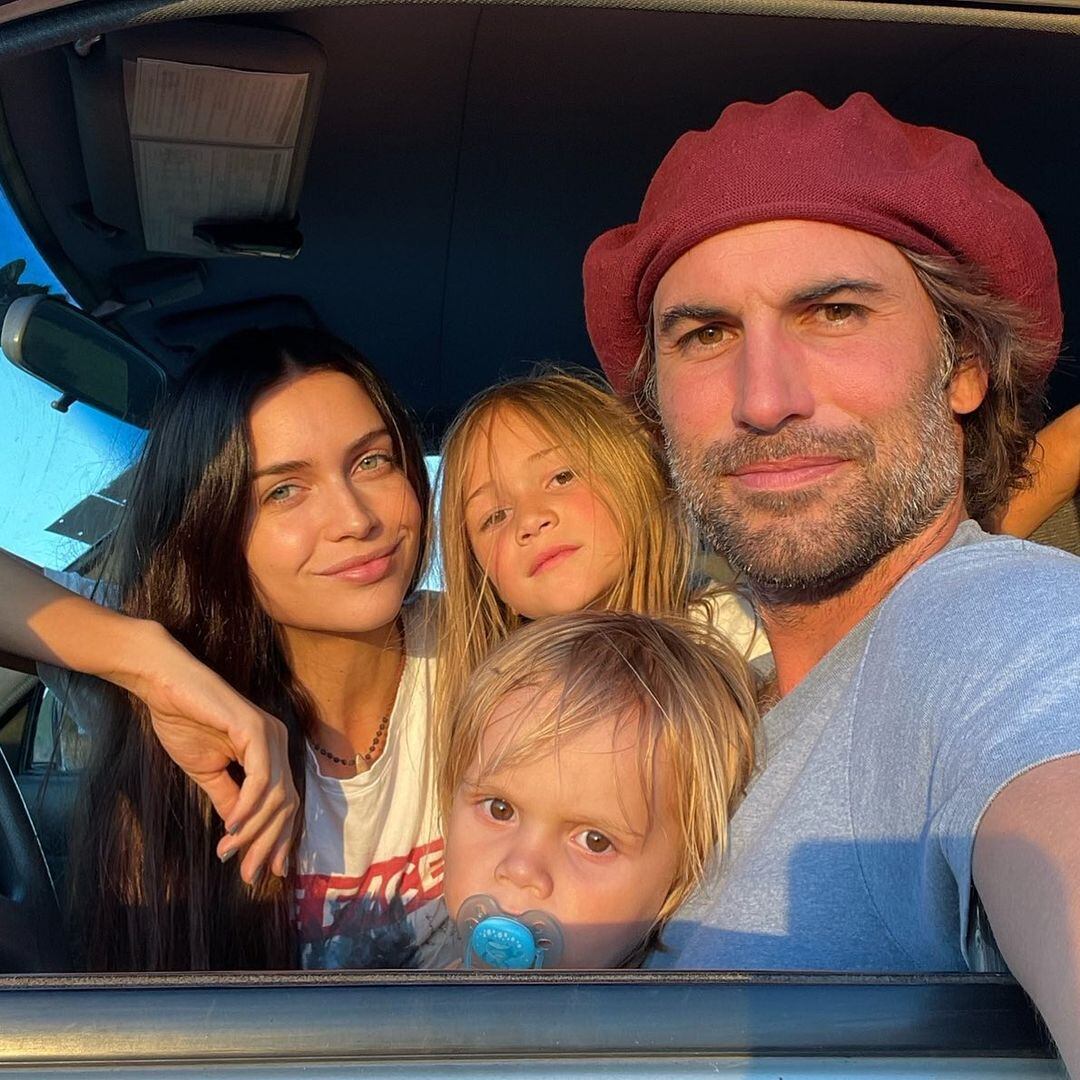 Zaira Nara y Jacob von Plessen con sus hijos.