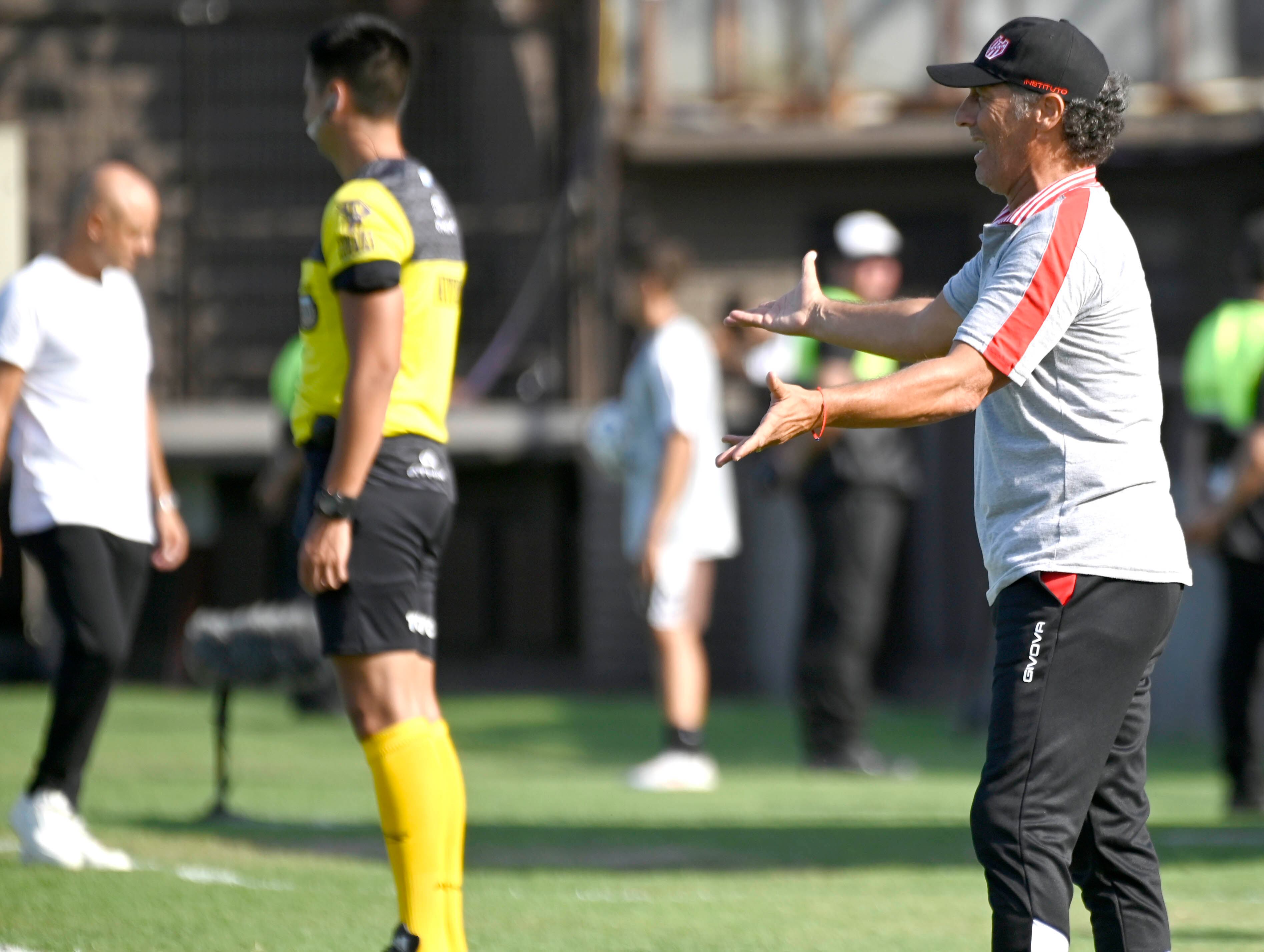 Pedro Troglio, en la cancha de Platense. (Fotobaires).